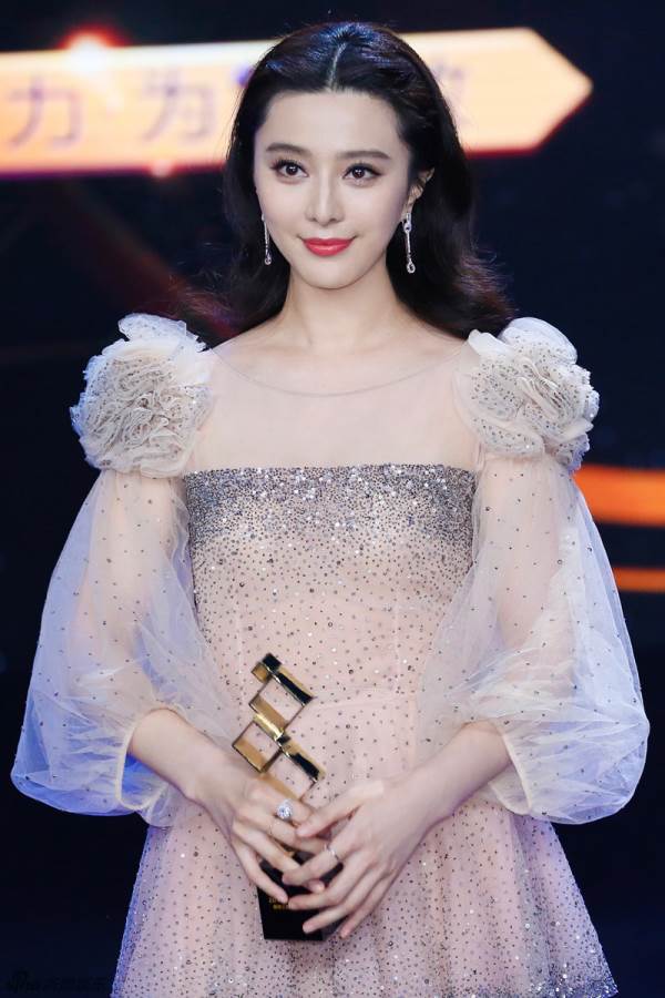 Vượt qua nhiều ứng viên nặng ký Phạm Băng Băng đoạt danh hiệu “Nữ Hoàng Weibo” - Ảnh 4